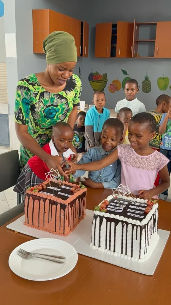 Kinder mit Kuchen